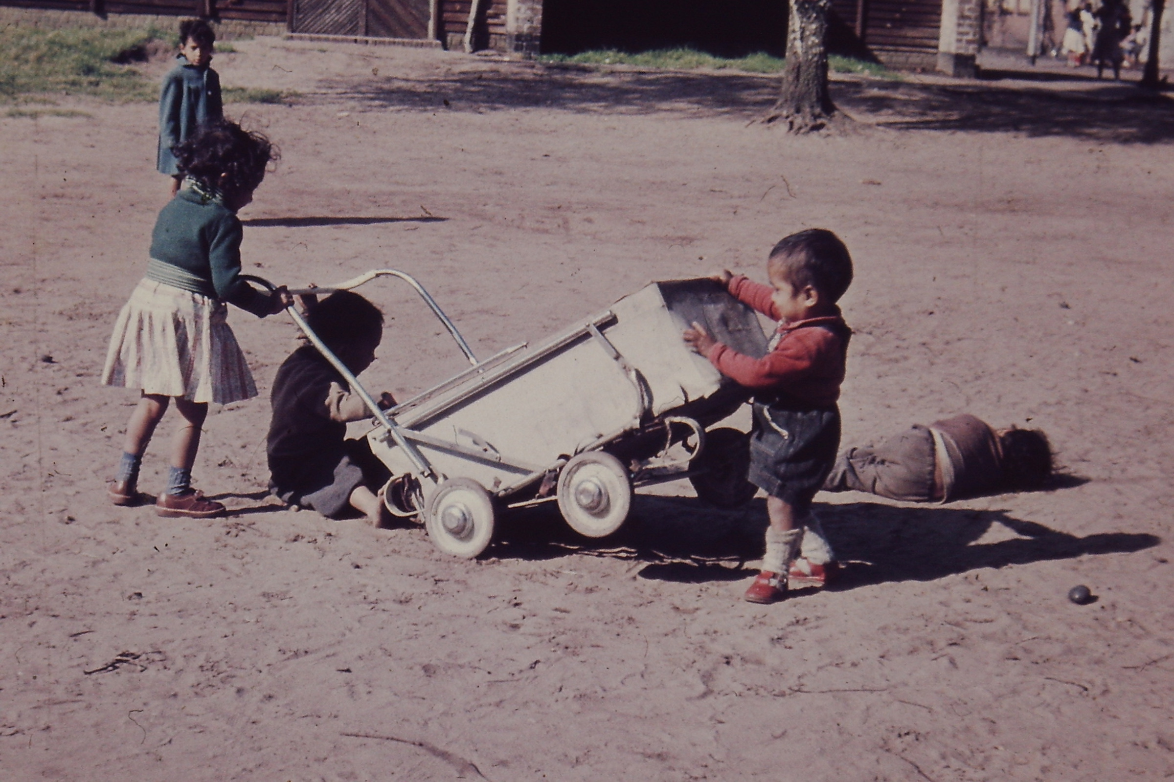 Spelen op het terrein van woonoord Lunetten, Vught jaren 60 (foto: J. Ahrens, collectie BHIC nr. DCVUG-000259)