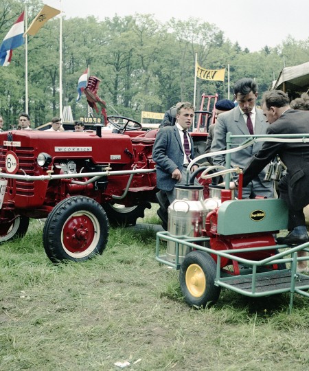 Glimmende traktoren en machtige machines op Velder