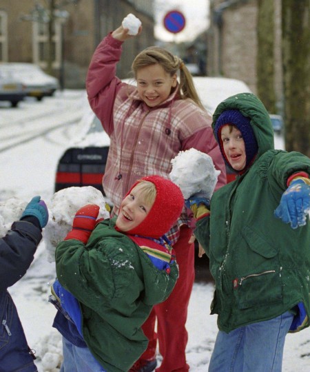 Kinderen met sneeuwballen