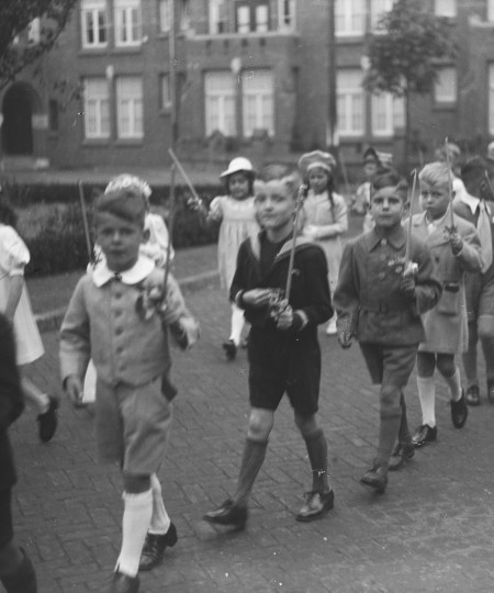 jongen in korte broek