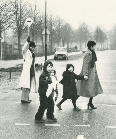 Klaarovers helpen overstekende kinderen, Overloon 1981