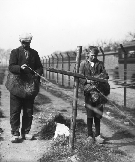 Foto van touwslagers aan het werk, Grave 1930 (foto: Fotopersbureau Het Zuiden, collectie BHIC nr. 1638-001737)