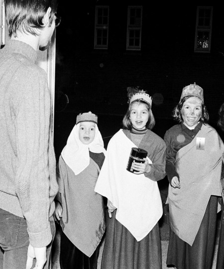 Driekoningenzangertjes aan de deur, Breda 1972 (foto: BN De Stem / Johan van Gurp, collectie Stadsarchief Breda nr. JVG19720106013)  