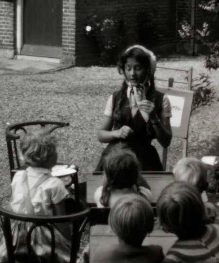 Schooltje spelen in de tuin