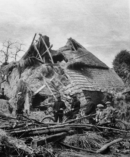 Stormramp trekt toeristen (foto: bezoekers van buiten bezoeken Langenboom na de stormramp, augustus 1925, collectie BHIC nr. 1698-000004)