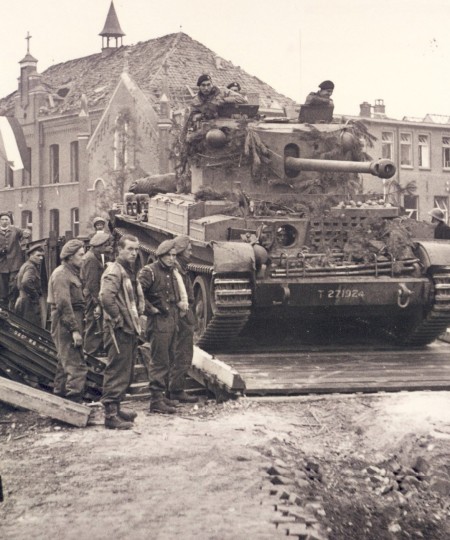 Engelse tank op de Bailybrug, Sint-Michielsgestel 23 oktober 1944 (foto: fotograaf onbekend, collectie BHIC nr. FOTOSM.3134) 
