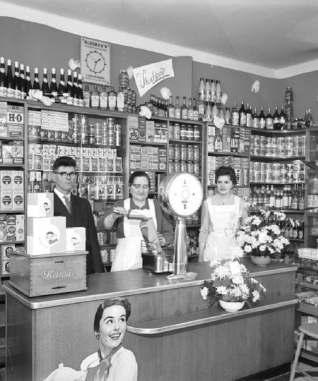Interieur van Zwanenberg winkel, Nuland 1958 (foto: Fotopersbureau Het Zuiden, collectie BHIC nr. 1657-000336)