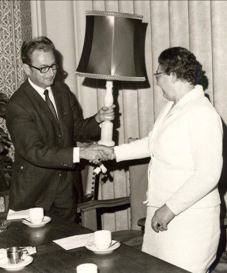 foto: 25 jarig dienstjubileum mej. vd Mosselaar als schoonmaakster op het gemeentehuis. Veghel 1970 (foto: Harry van Liempd)