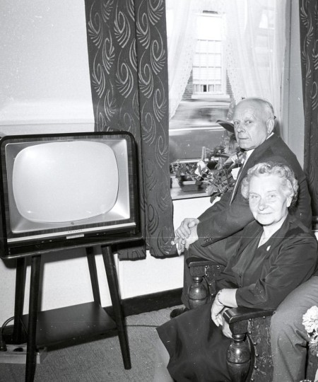 500.000ste televisieaansluiting, Vught 1959 (foto: Fotopersbureau Het Zuiden, collectie BHIC nr. 1634-015603)
