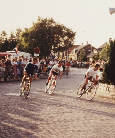 Wielrenners tijdens de Ronde van Berkel in 1983 (foto Rinus van der Loo).