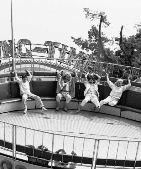 Bezoekers van de kermis in de Swing-Time.
