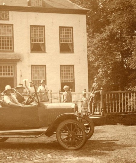 Familie Kolfschoten-Verheijen voor het Witte Kasteel in Loon op Zand omstreeks 1900-1930.