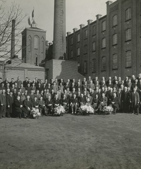Het 25-jarige bestaan van N.V. Lederfabriek Noord Brabant op 18 maart 1936. Groepsfoto van de directie en het personeel, zie ook film F28530013.