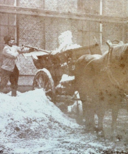 Man laadt wagen bij melkfabriek, Roosendaal 1935 (foto: fotograaf onbekend, collectie West-Brabants Archief nr. K20236)