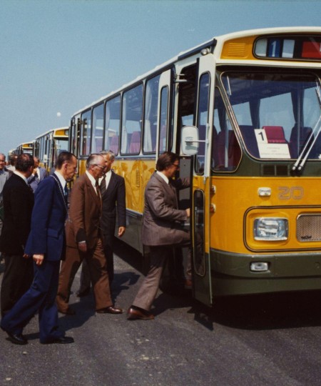 Minister Westerterp stapt in de gele streekbus, Ravenstein 1975 (foto: fotograaf onbekend, collectie BHIC nr. RVS-002654)