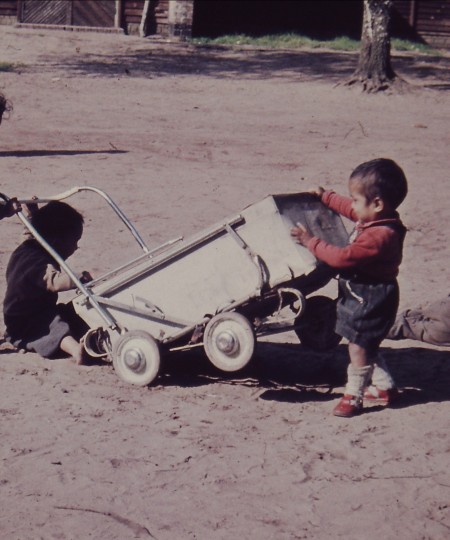 Spelen op het terrein van woonoord Lunetten, Vught jaren 60 (foto: J. Ahrens, collectie BHIC nr. DCVUG-000259)