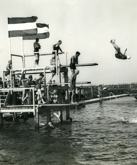 Demonstraties vanaf de duikplanken bij de opening van gemeentelijk zwembad "De Meer" aan de Macharenseweg, Oss 1934 (foto: Fotopersbureau Het Zuiden, collectie Stadsarchief Oss nr. BCO010263) 