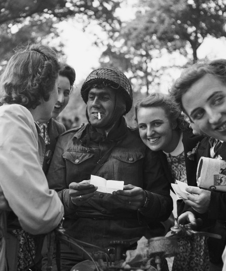  Geallieerde militair bij Osse gezusters Ploegmakers, Oss 21 september 1944 (foto: Leo van den Bergh, collectie Stadsarchief Oss)