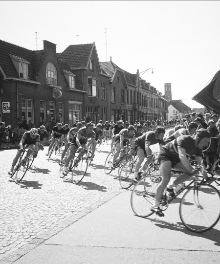 Ronde van Oss. Het peleton jaagt vanaf de Hooghuisstraat de Linkensweg op, Oss (foto: Daan Scholte, collectie Stadsarchief Oss nr. DSN1313_43558) 