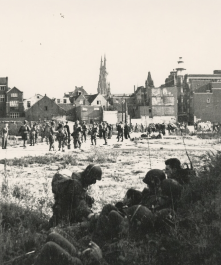 Amerikaanse soldaten trekken via de Demer naar het centrum