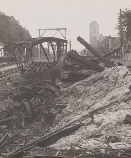 Ontploffing van de Duitse munitietrein op het stationsemplacement van Oisterwijk naar aanleiding van de beschieting door de Royal Air Force (RAF) en Royal Canadian Air Force (RCAF).