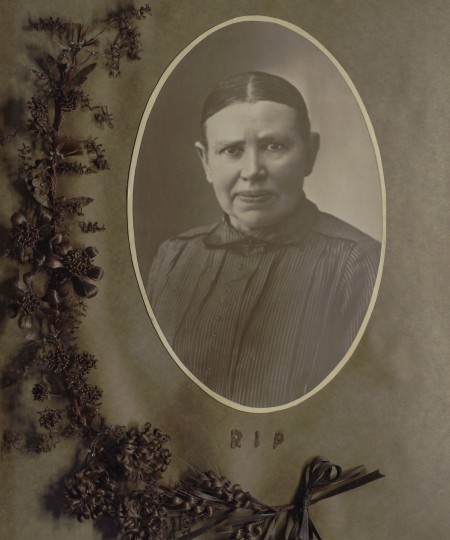 Een haarwerk of haarstuk ter nagedachtenis aan Maria Anna van Riel - Van de Pol (21 september 1863 - 22 maart 1920). 