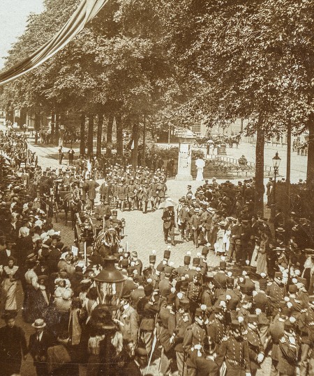 Straatbeeld. Spoorlaan ter hoogte van het Stationsplein. Militaire muziekwedstrijd 17, 18 en 19 juni 1905. Militaire parade. (Origineel is een stereofoto.)