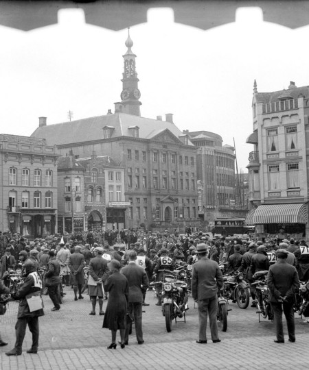 Finish motorwedstrijd 'Dwars door Brabant' op de Markt, 's-Hertogenbosch 1931 (foto: Fotopersbureau Het Zuiden, collectie BHIC nr. 0025404)