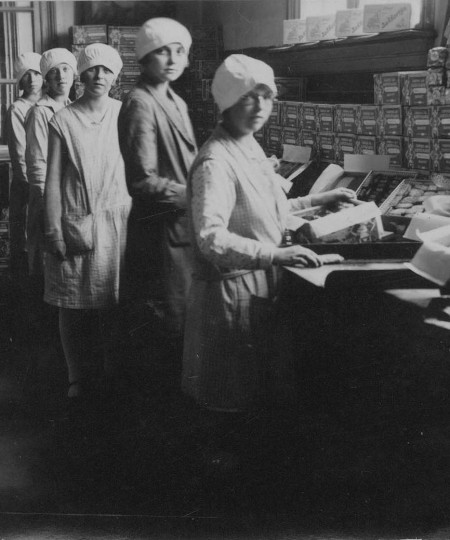 Aan het werk bij bakkerij Buijs, Oudenbosch (foto: erven Buijs, collectie BHIC nr. 1947-000051)