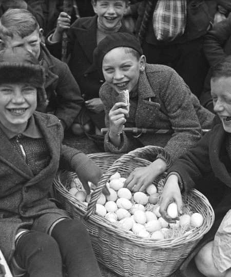 Eieren bedelen, Helvoirt 1937 (foto: Fotopersbureau Het Zuiden, collectie BHIC nr. 1631-000780)