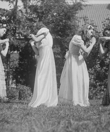Operette Visite aan 't Poppenhuis ten bate van H.A.R.K., Vught 12 mei 1945 (foto: Fotopersbureau Het Zuiden, collectie BHIC nr. 1634-006641)