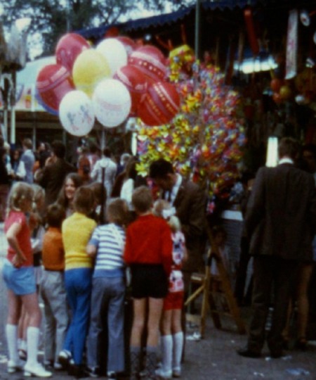 Ballonnen op de kermis, Nistelrode ca. 1970 (filmstill uit OOS-006)
