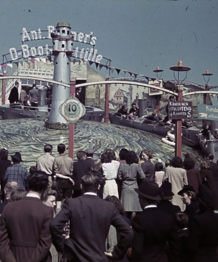 Attractie Ant.Benner’s O-Boot flottille op de kermis, Breda 1945 (foto: J.C. van den Heuvel, collectie Stadsarchief Breda nr. D20220042)