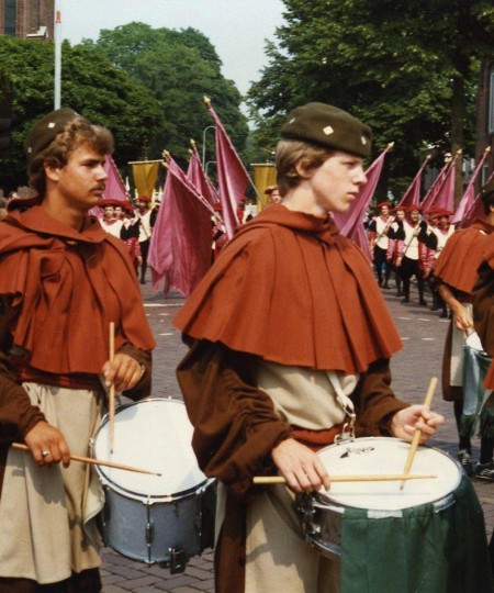 Openingsgroep Heilig Bloedprocessie met tamboers, vendeliers en drie gouden vendels, Boxtel 1982 (foto: collectie BHIC nr. 1901-006633)