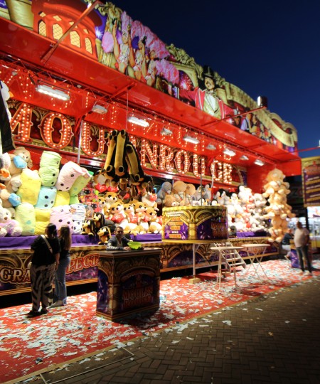 Attractie 'Moulin Rouge' op de kermis, Roosendaal 2023 (foto: Jan Taheij, collectie West-Brabants Archief nr. 2023-00267) 