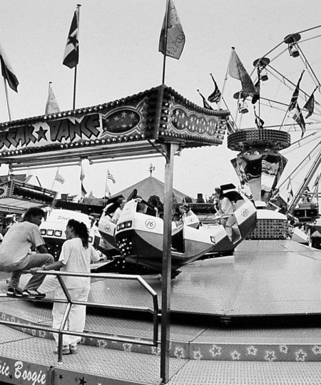 Kermis op het plein, Vlijmen 1990 (foto: fotograaf onbekend, collectie Streekarchief Langstraat Heusden Altena nr. VLM05833)