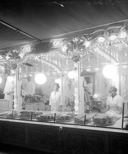 Oliebollenkraam van F. Gersen tijdens de kermis, 's-Hertogenbosch 1935 (foto: fotograaf onbekend, collectie Erfgoed 's-Hertogenbosch nr. 0025681)