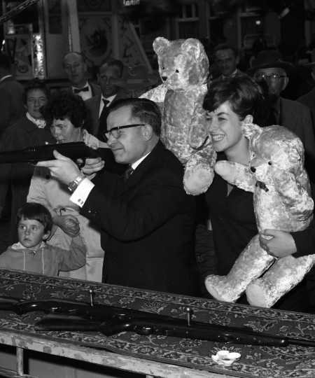 Schieten voor een teddybeer op de kermis, Oss (foto: Daan Scholte, collectie Stadsarchief Oss nr. DSN0033_01051)