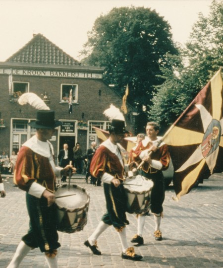 Het St. Willibrordusgilde tijdens de kermis in Bakel (foto: collectie L. van de Kerkhof, collectie Erfgoed Gemert-Bakel nr. LVK_2117)