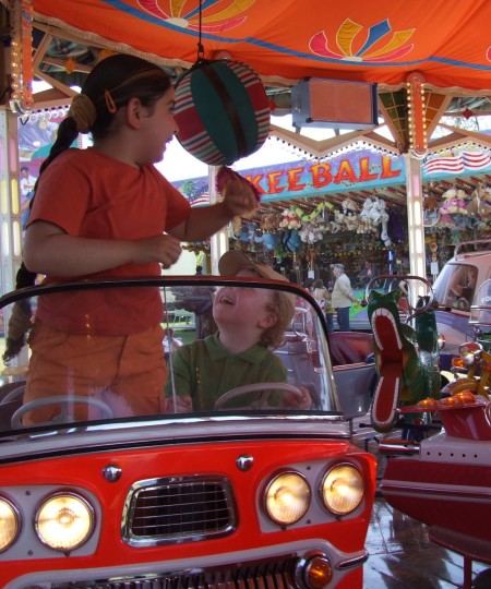 De 'flos' in de draaimolen voor een gratis extra rit, Bergen op Zoom 2007 (foto: gemeente Bergen op Zoom, collectie West-Brabants Archief nr. BoZDig00602)
