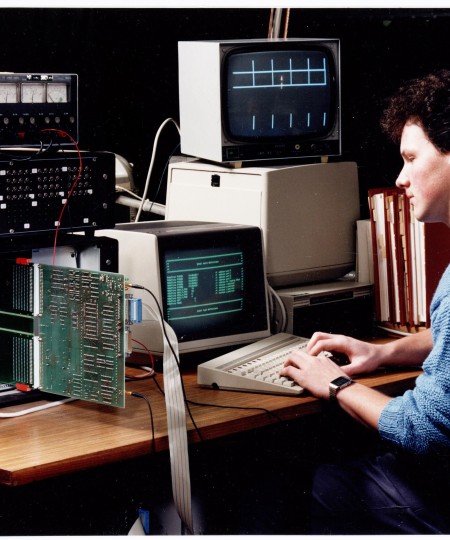 Moderne meet- en regeltechniek bij VOLT, Tilburg 1988 (foto: Hans Hulshoff, collectie Regionaal Archief Tilburg nr. 38901)