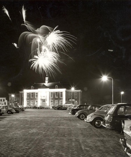 Vuurwerk boven de Markt, Veghel ca. 1970 (foto: Harry van Liempd, collectie BHIC nr. BCV5496)