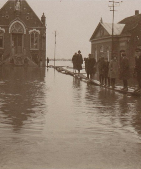 Het overstroomde plein voor het raadhuis in de Maasstraat, Cuijk 2 januari 1926 (foto: maker onbekend, collectie BHIC nr. CUI0468)