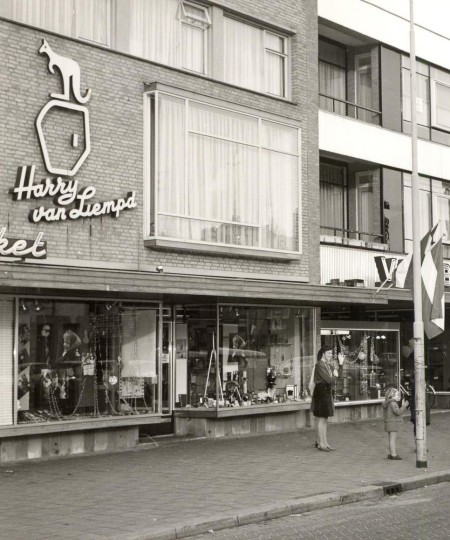 Installatie burgemeester Van Weegen met links de fotozaak van Harry van Liempd, Veghel 1969 (foto: Harry van Liempd, collectie BHIC nr. BCV1654)