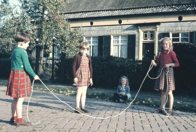 Meisjes springtouwen in ter hoogte van Paterstraat 38, Den Dungen ca. 1958