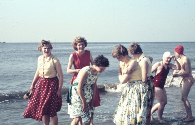 De leden van de missienaaikring uit Den Dungen op het strand bij Zandvoort, 1957