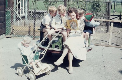 Moeder Toos Spierings met kinderen, Den Dungen ca. 1959