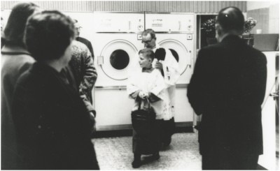 Inzegening van wasserette Eureka, 's-Hertogenbosch 1964
