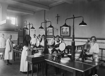 De ruimte waarin de hosties gebakken werden (met kruis en bijbelse voorstellingen aan de muur), Sint-Michielsgestel 1934