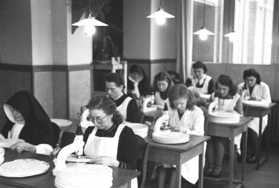 Vrouwen drukken hosties uit deeg (?), Sint-Michielsgestel 1947
